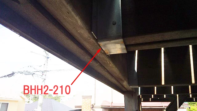 2Fデッキ梁下の梁受け金物の見上げの写真:梁下に施工されている､とあるメーカーさんの(SUS410でない)梁受金物に発生している錆の写真画像