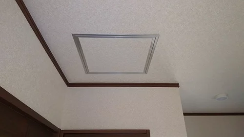 筆者の建売マイホームの1F廊下に追加した天井点検口 を撮影した写真画像