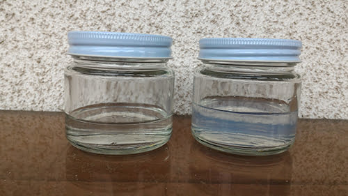 内容物(塗料)自体の比較写真：左が｢防水一番｣、右が｢かびZero｣