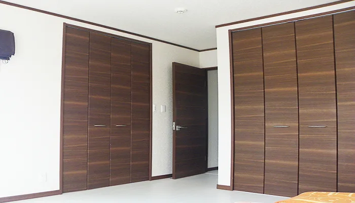 筆者の建売マイホームの子供部屋の折戸を撮影したコ写真画像