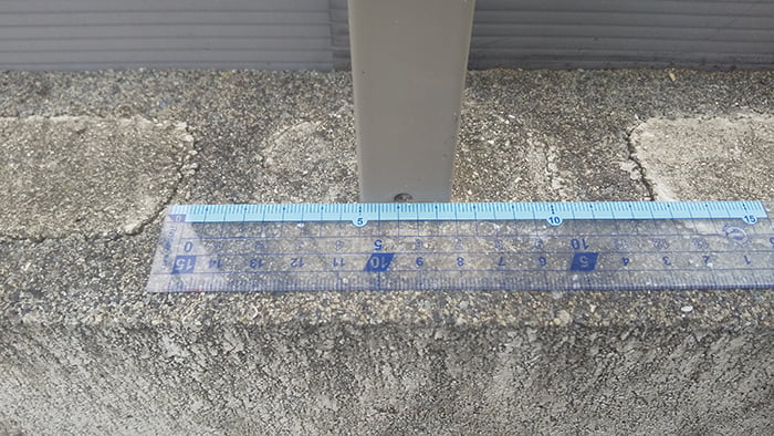 フェンス柱の断面寸法の計測を計測している写真画像①正面の寸法 ※フェンス種類の調べ方解説用写真画像