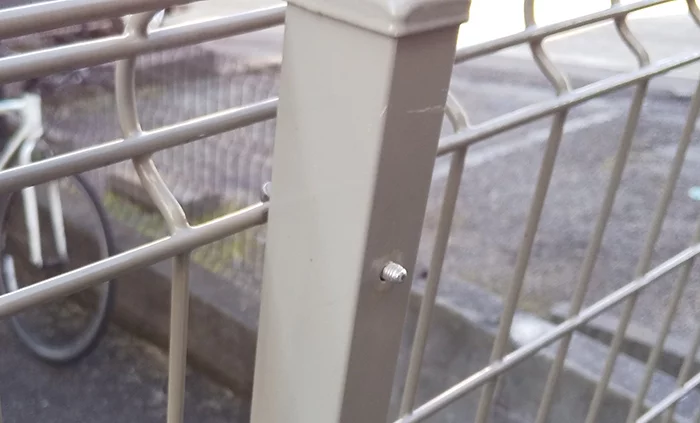 フェンス柱の裏側から出っ張ったネジ山部分を撮影した写真画像 ※DIYフェンス交換修理解説用画像17