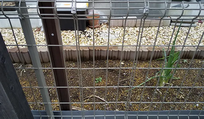 直線部中間にカット(巾詰め)した部材を挿入した部分の写真画像
※フェンスカット(巾詰め)解説用写真画像6
