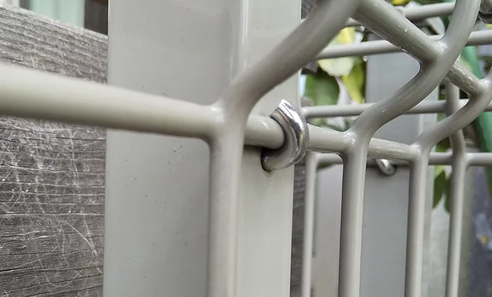 フェンス支柱の固定フック部を拡大して撮影した写真画像
※フェンスカット(巾詰め)解説用写真画像10
