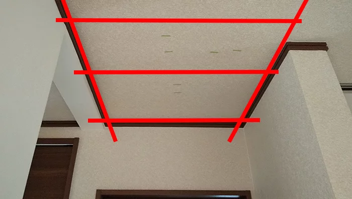 木造天井の場合の基本的な下地位置を示した写真画像 ※天井点検口を開ける(天井へ点検口を作る)準備作業の天井下地の読み方解説画像3