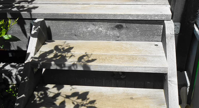 ウッドデッキ南辺に設置している｢階段(ステップ)｣を撮影した写真画像