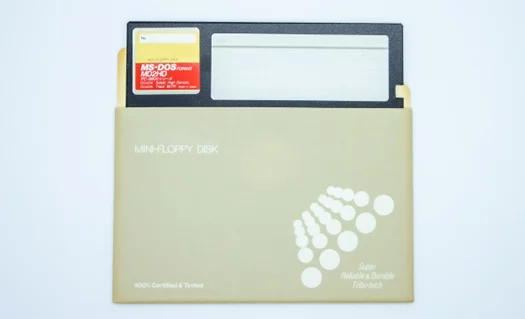 挿絵：懐かしい5インチフロッピーのイメージ写真画像
※昔ながらのJW-CADのプログラムが入っていたフロッピーのイメージ写真