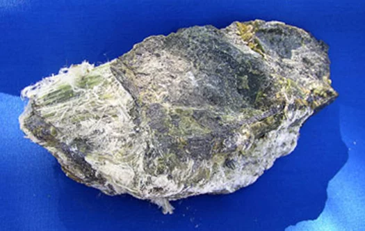 白石綿(クリソタイル)鉱物の見た目：写真画像 Unknown author, Public domain, via Wikimedia Commons