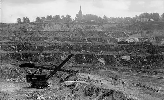 ジョンズ･マンビル社のアスベスト鉱山(1944年カナダ/ケベック)WikimediaCommonsより引用