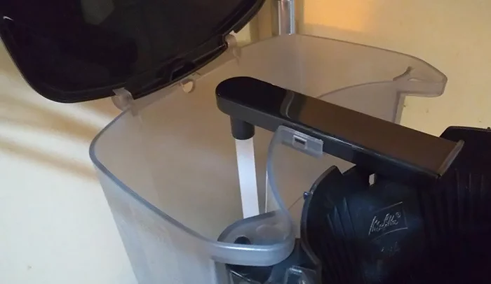 大容量(大きめ)コーヒーメーカー、メリタ:MKM-4101のタンク部を撮影した写真画像(空の状態)