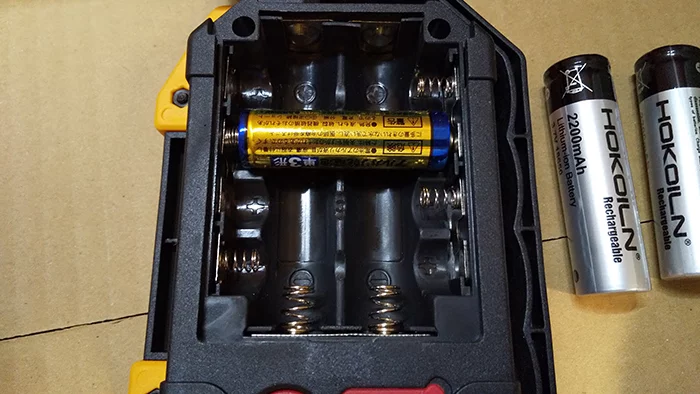 単三乾電池1本のみを嵌めた状態の電池BOXを撮影した写真画像