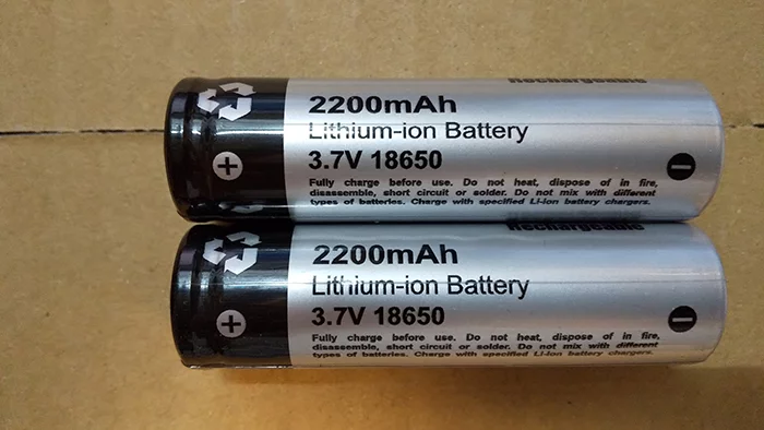 充電式LED投光器にオマケ的に付属している充電池18650を撮影した写真画像