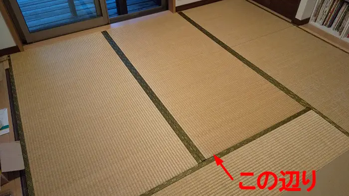 畳の外し方(畳の剥がし方)解説写真2：外そうとしている畳を撮影した写真に狙う位置を図示した写真画像①