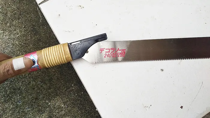 デコラソー240(手ノコ①)：替刃根元が何となく落ち着いた状態を撮影した写真画像
※ノコ刃(鋸刃･のこぎりの刃)交換解説用