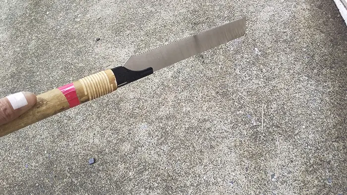 デコラソー240(手ノコ①)：既存ノコ刃(鋸刃)を外そうとしている所を撮影した写真画像
※ノコ刃(鋸刃･のこぎりの刃)交換解説用