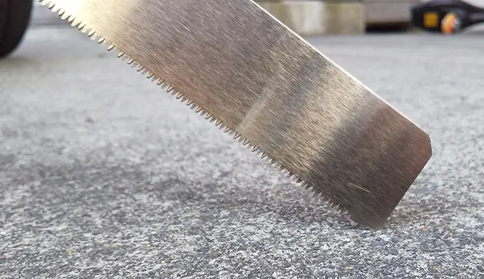 ハメ込み時の替刃(鋸刃･のこぎりの刃)の打ち付け角度イメージ写真画像①近景