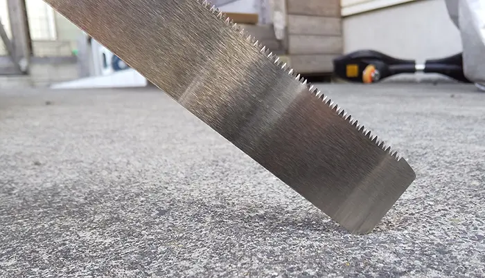 既存ノコ刃(鋸刃･のこぎりの刃)を外す際の打ち付けイメージ②近景写真画像