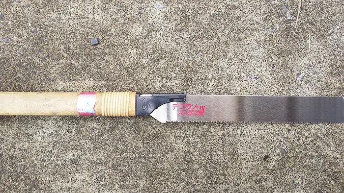 ノコ刃(鋸刃･のこぎりの刃)交換の仕方(交換方法)を解説しようとしている、筆者のお勧めDIYノコギリ：デコラソー240(手ノコ①)の外観を撮影した写真画像