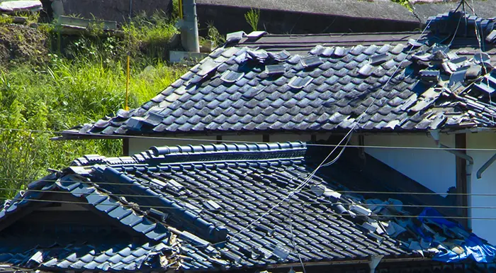 挿絵：とある被災地の損傷の激しい屋根瓦を撮影した写真画像 (火災保険でのリフォームや修繕ができる例)