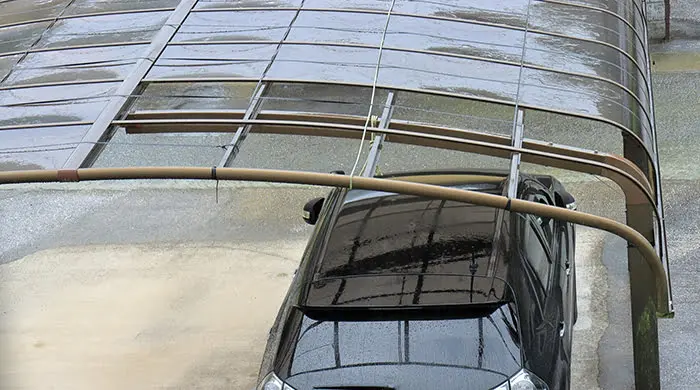 挿絵：強風で剥がれたものと思われるカーポート屋根を撮影した写真画像 (火災保険でのリフォームや修繕ができる例)