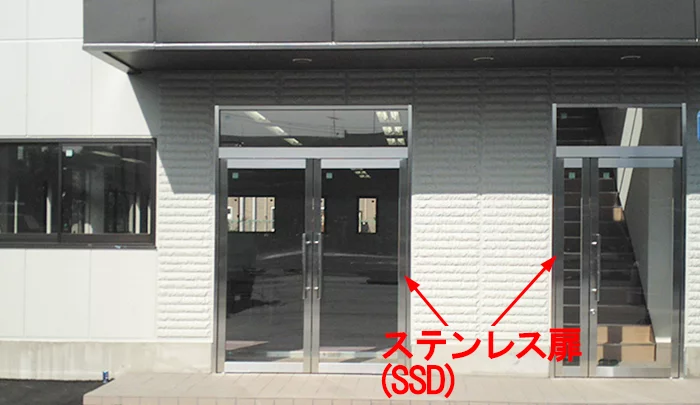 とあるオフィス出入口のステンレス扉(略語SSD例)を撮影したコメント入り写真画像
