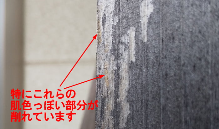 アシナガバチによって付けられた削り傷を拡大撮影したコメント入り写真画像 （2Fウッドデッキを支える1F柱）