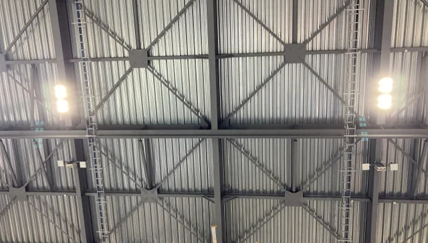 とある倉庫建物の折板屋根の露出天井を撮影した写真画像（見上げ）