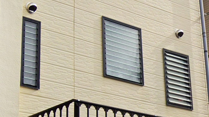 とあるお宅の三つ並んだルーバー窓(ジャロジー窓)を撮影した写真画像 ※ルーバー窓(ジャロジー窓)の形状と種類、開閉形式の解説用画像1