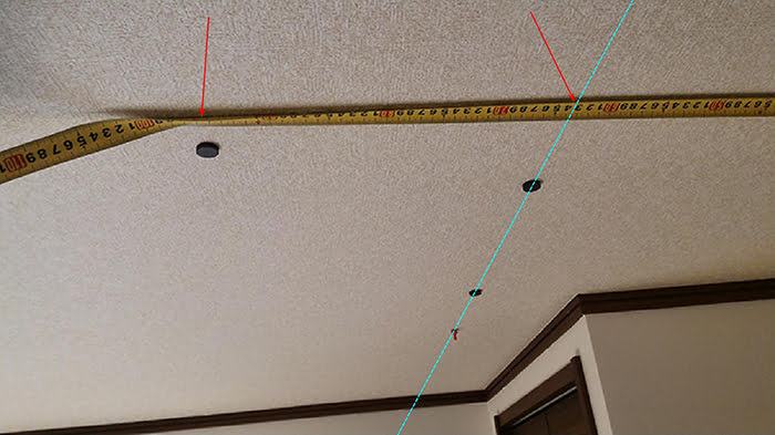 1本目の天井下地位置と想定される2本目の位置の計測の様子を撮影したコメント入り写真画像 ※磁石(マグネット)での天井下地の実際の探し方の解説画像14