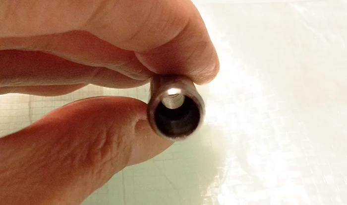 ハトメパンチセットに同梱されている下穴用ポンチ先端を撮影した写真画像
※Original image actually taken by myself：Copyright © とある建築士の憂鬱 All Rights Reserved.