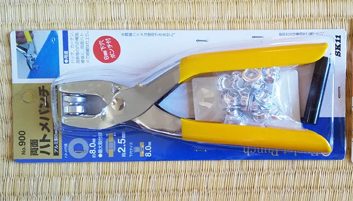 今回のハトメの付け方解説で使用するハトメパンチ現物を撮影した写真画像
（SK11 両面ハトメパンチ ハトメ穴径8.0mm No.900）
※Original image actually taken by myself：Copyright © とある建築士の憂鬱 All Rights Reserved.