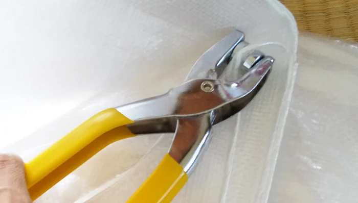 ハトメパンチの使い方とハトメの付け方解説4：被せたハトメ位置を調整しながら加締める様子を撮影した写真に解説コメントを入れた写真画像
※Original image actually taken by myself：Copyright © とある建築士の憂鬱 All Rights Reserved.