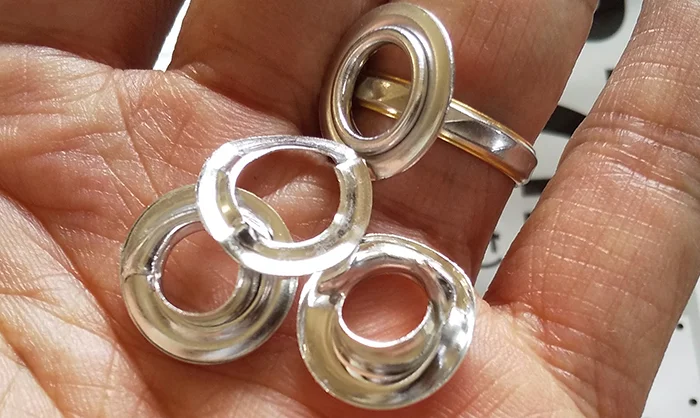 ハトメパンチの使い方を間違えた例3：失敗した数個を外して手の上で撮影した写真画像
※Original image actually taken by myself：Copyright © とある建築士の憂鬱 All Rights Reserved.