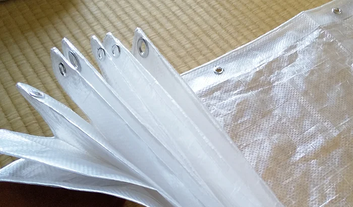 今回ハトメパンチを使って追加した呼称8mmと既存の12mmハトメ2：シートをヒダ折りした様子を撮影した写真画像
※Original image actually taken by myself：Copyright © とある建築士の憂鬱 All Rights Reserved.