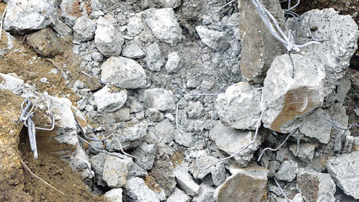 コンクリートの粉砕で発生している石処分前のガラを撮影した写真画像 (写真ACさんの出展)