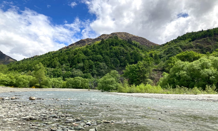 挿絵：自然に返す石処分をイメージさせるとある山と川が写った写真画像 (写真ACさんの出展)