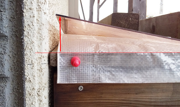 子供用屋外物入屋根のポリカーボネート板(ポリカ板)：現在の熱変形？の様子を撮影した写真に解説コメントを入れた写真画像3 ※奥側の変形具合拡大