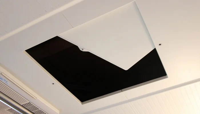 とあるお宅のユニットバスの天井点検口を撮影した写真画像(写真ACさんの出展)