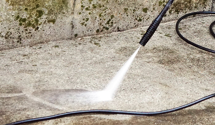 タカラダニ駆除に有効と思われるコンクリート面の高圧洗浄の様子を撮影した写真画像(写真ACさんからの出展)